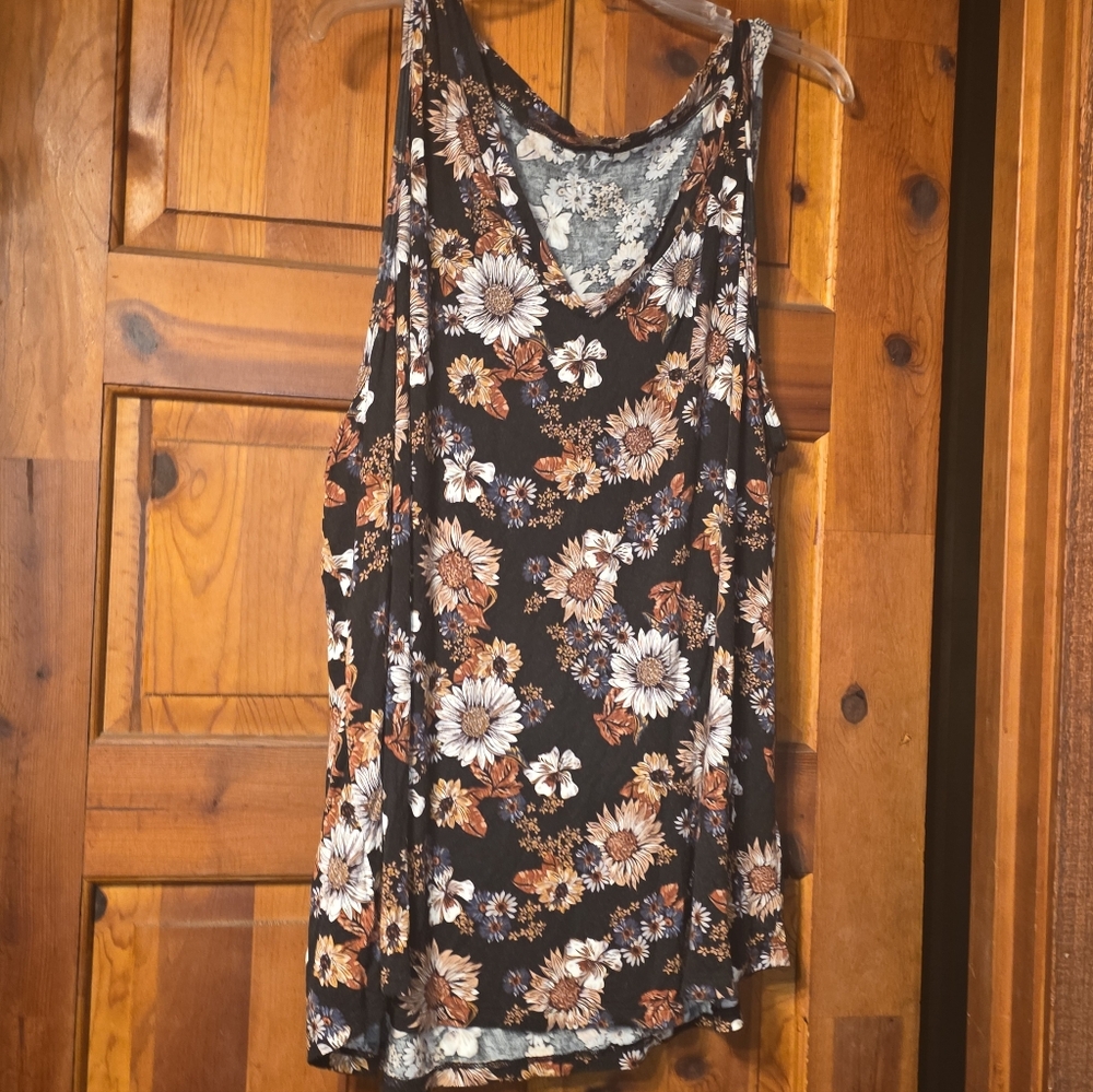 24/7 SZ 3X Black and Brown Floral Tank Top By Maurices. Beautiful Pattern